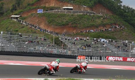 Sejumlah pembalap memacu kecepatannya saat Race 1 kelas Idemitsu Asia Talent Cup (IATC) 2021 di Pertamina Mandalika International Street Circuit, Lombok Tengah, Nusa Tenggara Barat, Jumat (19/11/2021). Pembalap Jepang Taiyo Furusato berhasil menjadi juara pertama pada balapan tersebut. 