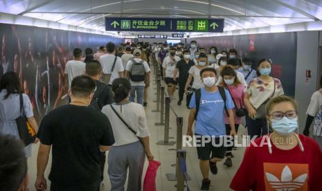  Orang-orang yang memakai masker wajah untuk membantu melindungi diri dari COVID-19 berjalan melalui stasiun kereta bawah tanah pada jam sibuk pagi hari di Beijing, Rabu, 4 Agustus 2021. Wabah virus corona terparah di China sejak awal pandemi satu setengah tahun lalu meningkat pada Rabu dengan lusinan kasus lagi di seluruh negeri, penyegelan satu kota dan hukuman para pemimpin lokalnya.