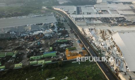 Foto udara kawasan industri yang terdampak angin puting beliung di Kabupaten Sumedang, Jawa Barat, Kamis (22/2/2024). BPBD Provinsi Jawa Barat mencatat, bencana angin puting beliung yang terjadi di Kabupaten Sumedang dan Kabupaten Bandung tersebut mengakibatkan 97 rumah dan 17 unit bangunan pabrik mengalami kerusakan serta 413 kepala keluarga terdampak dan 31 orang dilarikan ke rumah sakit. 