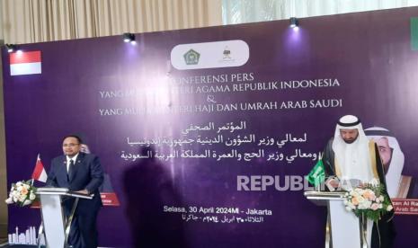 Menteri Agama RI Yaqut Cholil Qoumas membahas persiapan musim haji 2024 bersama Menteri Haji dan Umrah Arab Saudi, Tawfiq bin Fawzan Al Rabiah di Jakarta, Selasa (30/4/2024).  