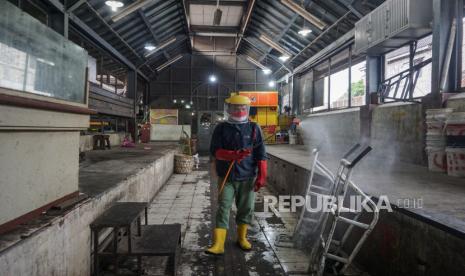 Relawan Palang Merah Indonesia (PMI) Solo menyemprotkan cairan disinfektan di Pasar Gede, Jawa Tengah, Senin (30/11/2020). Pemerintah Kota Solo menutup sementara Pasar Gede selama sepekan setelah ada 11 pedagang terkonfirmasi COVID-19. 