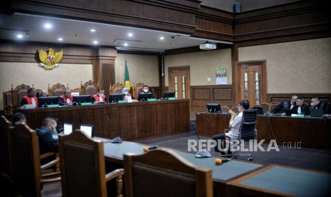 Terdakwa Benny Tjokrosaputro saat menjalani sidang vonis di Pengadilan Tipikor, Jakarta, Kamis (12/1/2023). Majelis Hakim menjatuhkan vonis nihil kepada terdakwa mantan Komisaris PT Hanson International Tbk Benny Tjokro dalam kasus dugaan korupsi Tindak Pidana Pencucian Uang (TPPU) pengelolaan keuangan dan dana investasi PT Asabri tahun 2012-2019 yang merugikan keuangan negara hingga Rp22,7 triliun. Vonis nihil tersebut lantaran terdakwa sudah mendapatkan vonis seumur hidup dalam kasus Jiwasraya. Republika/Thoudy Badai