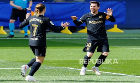 Antoine Griezmann (kiri) dari Barcelona merayakan dengan rekan setimnya Lionel Messi (kanan) setelah mencetak gol penyeimbang 1-1 selama pertandingan sepak bola La Liga Spanyol antara Villarreal CF dan FC Barcelona di stadion La Ceramica di Villarreal, Spanyol timur, 25 April 2021.