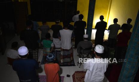 Umat Islam melaksanakan shalat tarawih pertama bulan Ramadhan 1444 H yang bertepatan dengan Hari Raya Nyepi tahun Saka 1945 di salah satu rumah warga di Kampung Bugis, Desa Adat Tuban, Badung, Bali, Rabu (22/3/2023). 