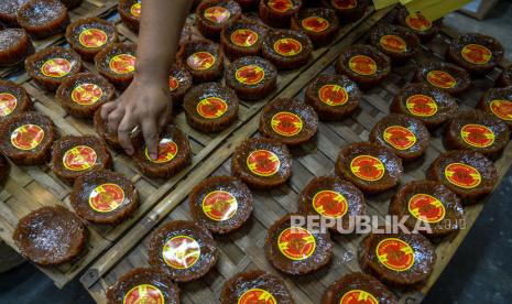 Pekerja menyelesaikan pembuatan dodol keranjang di Pabrik Dodol Tekkie, Bandung