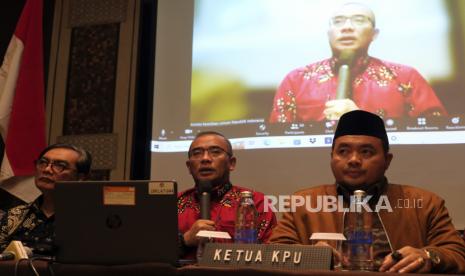 Ketua KPU RI Hasyim Asy'ari (tengah) menyampaikan paparan saat konferensi pers terkait putusan Pengadilan Negeri Jakarta Pusat (PN Jakpus) di Nusa Dua, Badung, Bali, Kamis (2/3/2023) malam. Ketua KPU RI mengatakan memastikan akan mengajukan upaya hukum banding atas putusan Pengadilan Negeri Jakarta Pusat (PN Jakpus) yang memerintah untuk tidak melaksanakan sisa tahapan Pemilu 2024 selama 2 tahun 4 bulan dan 7 hari. Namun, KPU menegaskan akan tetap melanjutkan tahapan Pemilu 2024. 