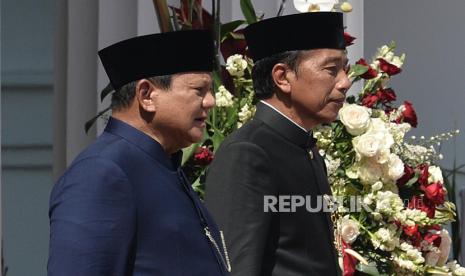 Presiden Prabowo Subianto (kiri) dan Presiden ke-7 RI Joko Widodo (kanan) mengikuti upacara pisah sambut di Istana Merdeka, Jakarta, Ahad (20/10/2024). Seusai upacara pisah sambut, Presiden Prabowo turut antar Jokowi menuju Bandara Halim untuk bertolak ke Solo. Prabowo Subianto dan Gibran Rakabuming Raka resmi menjadi Presiden dan Wakil Presiden periode 2024-2029 setelah dilantik di Gedung Nusantara, kompleks Parlemen, Senayan, Jakarta. 