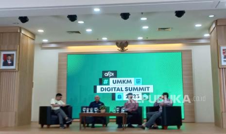 Menteri Koperasi dan UKM Teten Masduki bersama Asosiasi Fintech Pendanaan Indonesia (AFPI) dan perwakilan pelaku fintech menggelar konferensi pers terkait penyelenggaraan UMKM Digital Summit 2023 di Jakarta, Kamis (14/9/2023).