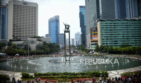 Suasana saat Hari Bebas Kendaraan Bermotor (HBKB) di kawasan Bundaran Hotel Indonesia, Jakarta, Ahad (13/11/2022). Perhimpunan Hotel dan Restoran (PHRI) DKI Jakarta meminta pemerintah pusat maupun pemerintah DKI Jakarta lekas memutuskan rencana konkret masa depan Jakarta terkait pindahnya ibu kota negara ke Kalimantan.