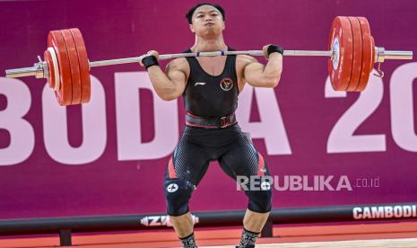 Lifter putra Indonesia Rahmat Erwin Abdullah. Erwin meraih emas Asian Games pada nomor 73 Kg. 