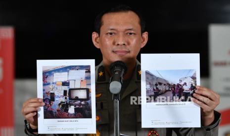 Kepala Biro Penerangan Masyarakat Polri Brigjen Pol Awi Setiyono menunjukkan barang bukti terkait penangkapan terduga teroris di Kantor Bareskrim Polri, Jakarta beberapa waktu lalu.