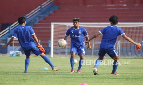 Pesepak bola Persik Kediri Ibrahim Sanjaya (tengah) bersiap merebut bola saat berlatih bersama rekan setimnya di Stadion Brawijaya Kota Kediri, Jawa Timur, Rabu (14/10/2020). Persik Kediri kembali menggelar latihan usai libur selama sepekan pasca penundaan kompetisi sebagai persiapan menjelang digulirkannya kembali kompetisi Liga 1 bulan November mendatang. 