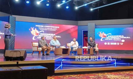 Ketum POBSI Hary Tanoesoedibjo, Menpora dan Dito Arietedjo dalam Jumpa Pers Indonesia Intenational Open 2024, di MNC Towers, Jakarta, Selasa (5/12/2023). 