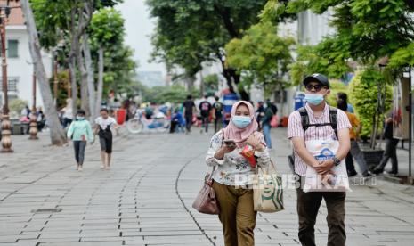 Warga berwisata di area museum Fatahillah Kota Tua, Jakarta, Sabtu (3/4). Pemerintah Provinsi DKI Jakarta dan Persatuan Hotel dan Restoran Indonesia (PHRI) DKI Jakartamenilai larangan mudik Idul Fitri 2021 bakal memberikan dampak positif bagi pariwisata di Ibu Kota. Pelaksana Tugas (Plt) Kepala Dinas Pariwisata dan Ekonomi Kreatif (Disparekraf) DKI Jakarta Gumilar Ekalaya mengatakan hal tersebut karenaketika mudik, masyarakat biasanya membawa uang dan membelanjakannya di daerah tujuan.