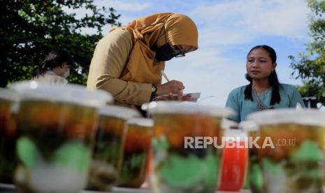 Petugas Balai Besar Pengawas Obat dan Makanan (BBPOM) DKI Jakarta membeli minuman pedagang untuk dijadikan sampel. BPOM menemukan takjil mengandung bahan berbahaya dari Benhil hingga Johar Baru.