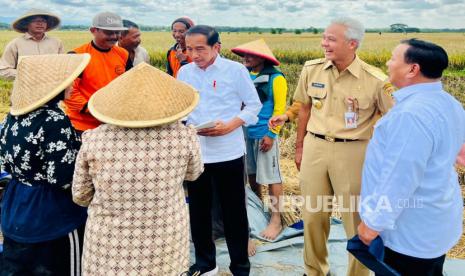 Presiden Joko Widodo (Jokowi) berbincang dengan petani saat panen raya padi di Desa Lajer, Kecamatan Ambal, Kabupaten Kebumen, Jawa Tengah, Kamis (9/3/2023). Jokowi didampingi Gubernur Jateng Ganjar Pranowo dan Menteri Pertahanan Prabowo Subianto.