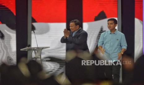 Capres-cawapres nomor urut 2 Prabowo Subianto dan Gibran Rakabuming Raka tiba di lokasi Debat Keempat Pilpres 2024 di Jakarta Convention Center (JCC), Jakarta, Ahad (21/1/2024). Debat Keempat Pilpres 2024 mengangkat tema terkait pembangunan berkelanjutan, sumber daya alam, lingkungan hidup, energi, pangan, agraria, masyarakat adat dan desa