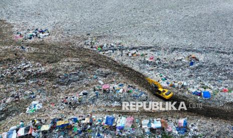 Foto udara alat berat meratakan sampah di Tempat Pembuangan Akhir (TPA) Sampah Griyo Mulyo Jabon, Sidoarjo, Jawa Timur, Jumat (3/1/2025). 