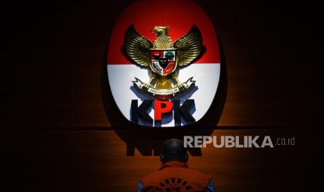 Tersangka selaku Kepala Badan Pengelola Pendapatan Daerah Kabupaten Labuhanbatu Utara Agusman Sinaga ditampilkan dalam konfensi pers di kantor KPK, Jakarta, Kamis (12/11/2020). KPK resmi menetapkan dan menahan tersangka Agusman Sinaga dalam kasus dugaan tindak pidana korupsi terkait dengan pengurusan Dana Alokasi Khusus (DAK) APBN-P 2017 dan APBN 2018 untuk Kabupaten Labuhanbatu Utara. 