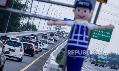 Sejumlah kendaraan melaju di tol Jakarta - Cikampek arah Jakarta di Karawang, Jawa Barat, Ahad (2/8). PT Jasa Marga (Persero) Tbk memastikan akan terus berkomitmen menjaga kinerja perusahaan agar tetap positif di tengah pandemi Covid-19. 