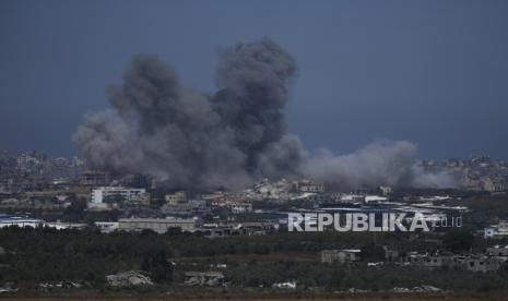 Asap membubung terlihat dari Israel selatan menyusul serangan udara Israel ke Jalur Gaza Strip, Jumat (17/5/2024)