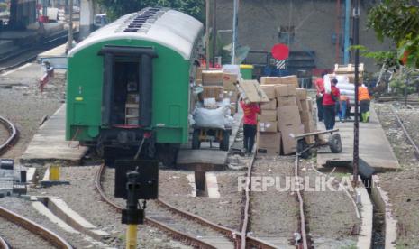 Aktivitas bongkar muat barang di Stasiun Bandung, Jalan Stasiun Barat, Kota Bandung, Kamis (13/5). PT Kereta Api Indonesia (Persero) atau KAI mulai menyusun protokol the New Normal. 