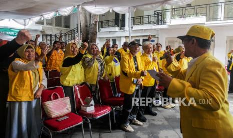 Sejumlah Alumni UI untuk Perubahan meneriakan yel-yel saat deklarasi dukungan pasangan Calon Presiden dan Wakil Presiden nomor urut 1 Anies Baswedan-Muhaimin Iskandar di Markas Pemenangan Amin, Menteng, Jakarta, Ahad (7/1/2024). Alumni UI untuk Perubahan menyatakan dukungannya untuk pasangan Calon Presiden dan Wakil Presiden nomor urut 1 Anies Baswedan-Muhaimin Iskandar karena dinilai pasangan tersebut dapat menghadirkan perubahan.