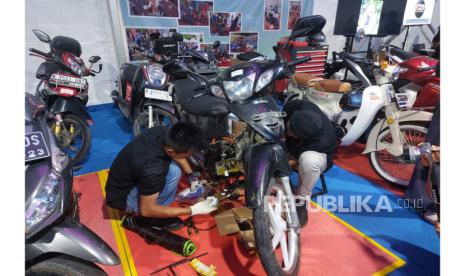 Pupuk Indonesia berkomitmen mendukung program konversi motor bahan bakar minyak (BBM) menjadi motor listrik.