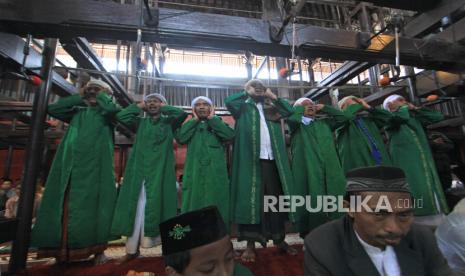 Tujuh orang muazin mengumandangkan Azan sebelum shalat Jumat di Masjid Sang Cipta Rasa di Kompleks Keraton Kasepuhan, Cirebon, Jawa Barat, Jumat (27/3/2020). Tradisi Azan pitu yang dikumandangkan oleh tujuh orang muazin tersebut dipercaya sebagai pengangkal musibah