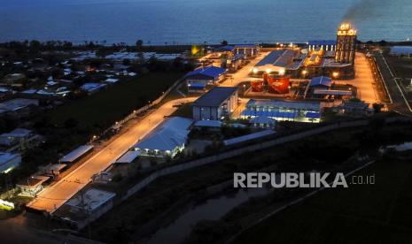 Foto udara Kompleks Pembangkit Listrik Tenaga Mesin Gas Uap (PLTMGU) Lombok Peaker di Tanjung Karang, Ampenan, Mataram, NTB, Selasa (26/1/2021). PLN NTB mencatat penjualan listrik di Provinsi NTB pada tahun 2020 sebesar 2.197,63 GWh (Gigawatt Hours) atau meningkat 12,69 persen bila dibandingkan tahun 2019 sebesar 1.950,13 GWh yang ditopang dari kebutuhan masyarakat akan listrik untuk kegiatan secara daring selama pandemi COVID-19. 