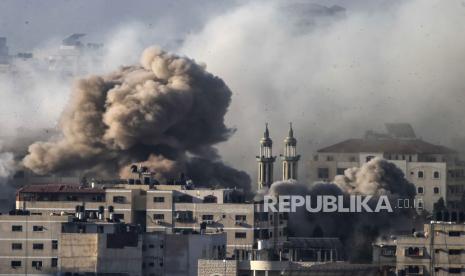 Smoke rises following an Israeli airstrike in the Tal Al-Hawa neighbourhood in Gaza, 20 October 2023. More than 3,700 Palestinians and 1,400 Israelis have been killed according to the Israel Defense Forces (IDF) and the Palestinian Health authority since Hamas militants launched an attack against Israel from the Gaza Strip on 07 October. Israel has warned all citizens of the Gaza Strip to move to the south ahead of an expected invasion.  