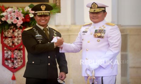  Mantan Panglima TNI Andika Perkasa (kiri) menyambut penggantinya Laksamana Yudo Margono (kanan) dalam upacara pengambilan sumpah di Istana Merdeka di Jakarta, Indonesia, 19 Desember 2022. Presiden Indonesia Joko Widodo melantik Laksamana Yudo Margono sebagai Tentara Nasional Indonesia yang baru Komandan.