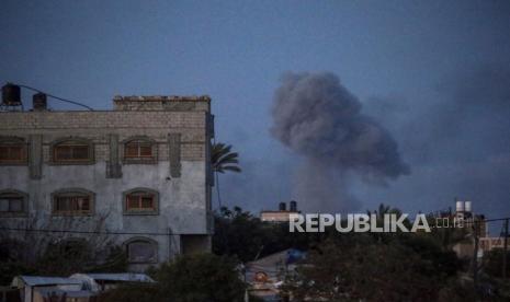 Asap mengepul menyusul serangan udara Israel di Jalur Gaza utara, terlihat dari kawasan Khan Yunis, Jalur Gaza Selatan, malam (10/4/2024). 