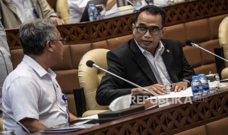 Menteri Perhubungan Budi Karya Sumadi (kanan).