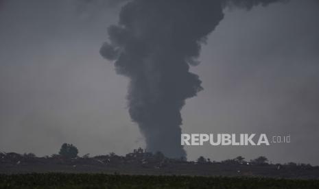 Asap membubung ke langit di Jalur Gaza, terlihat dari Israel selatan, Ahad, (21/1/2024).