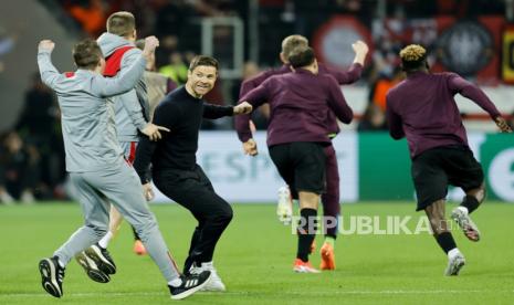 Pelatih kepala Xabi Alonso (tengah) dari Leverkusen merayakan usai pertandingan sepak bola leg kedua semifinal Liga Eropa UEFA antara Bayer 04 Leverkusen dan AS Roma di Leverkusen, Jerman, Jumat (10/5/2024).