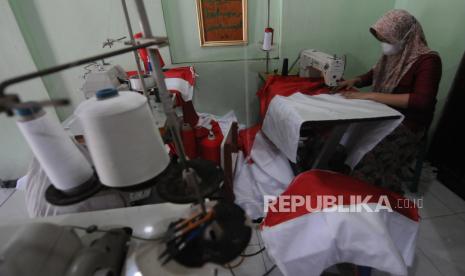 Perajin menjahit bendera Merah Putih di Jatiroto, Manggis, Mojosongo, Boyolali, Jawa Tengah, Selasa (10/8/2021). Produksi bendera Merah Putih yang dijual Rp10.000 hingga Rp100.000 per bendera tergantung ukuran dan jenis kainnya tersebut untuk memenuhi permintaan daerah Jakarta, Jawa Tengah dan Lampung. 