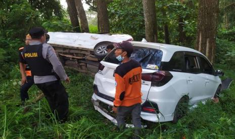 Avanza dan Mobilio Terjun ke Jurang di Cangar Mojokerto, Dua Orang Terluka