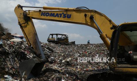 Pemulung mengumpulkan sampah di Tempat Pembuangan Akhir (TPA) Cikundul, Lembursitu, Kota Sukabumi, Jawa Barat, Selasa (17/10/2023). Dinas Lingkungan Hidup (DLH) Kota Sukabumi mencatat volume produksi sampah mencapai 180 ton per hari, sekitar 60 persen di antaranya berasal dari jenis sampah makanan dan sampah rumah tangga. 