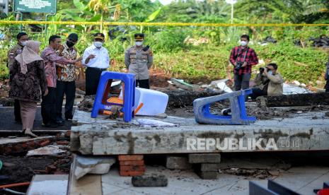 Menteri Koordinator Bidang Pembangunan Manusia dan Kebudayaan (Menko PMK) Muhadjir Effendy (ketiga kanan) meninjau lokasi peristiwa tembok roboh akibat banjir di MTsN 19, Pondok Labu, Jakarta Selatan, Jumat (7/10/2022). KPAI berharap DKI beri pendampingan psikologi kepada korban di MTs Negeri 19 Jakarta.