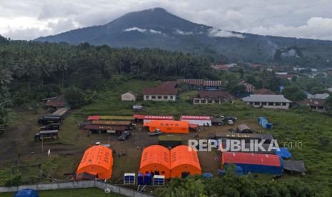 Foto udara suasana posko pengungsian di Desa Gam Ici, Kabupaten Halmahera Barat, Maluku Utara, Jumat (31/5/2024). Pemerintah Kabupaten Halmahera Barat menetapkan masa tanggap darurat bencana erupsi Gunung Ibu diperpanjang 14 hari ke depan dengan memfokuskan penanganan pengungsi yang terdampak karena aktivitas Gunung Ibu masih berstatus level IV (Awas) sehingga masyarakat diimbau agar tidak beraktivitas di radius 4 kilometer dan  perluasan sektoral berjarak 7 kilometer dari arah utara bukaan kawah.