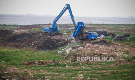 Pekerja menggunakan alat berat menggarap proyek reklamasi Ancol di Jakarta, Sabtu (4/7/2020).