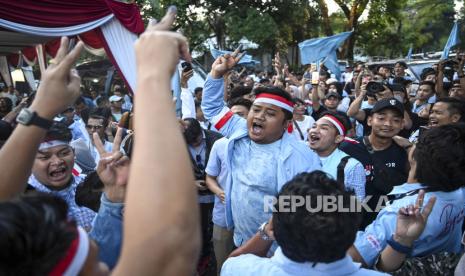 Sejumlah simpatisan Capres dan Cawapres Prabowo Subianto dan Gibran Rakabuming Raka berselebrasi merayakan unggulnya pasangan tersebut berdasakan hasil perhitungan cepat lembaga survei di kediaman Capres Prabowo Subianto Jalan Kartanegara, Jakarta Selatan, Rabu (14/2/2024). Berdasarkan quick count atau hitung cepat yang dilakukan Poltracking Indonesia dan Charta Politika pada Rabu pukul 20.15 dengan jumlah total suara sementara yang masuk sebesar 90 persen, Prabowo-Gibran unggul dengan memperoleh 59,22 persen suara disusul Anies-Muhaimin 24,43 persen suara dan Ganjar-Mahfud 16,35 persen suara.