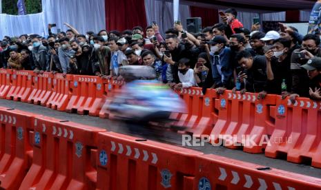 Warga menyaksikan ajang Street Race Polda Metro Jaya di Ancol, Jakarta, Ahad (16/1/2022). Ajang lomba balap sepeda motor jalanan legal tersebut diprakarsai oleh Polda Metro Jaya guna memfasilitasi minat bakat warga dalam ajang balap motor sekaligus mengantisipasi terjadinya balapan liar.  Republika/Thoudy Badai