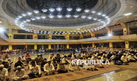 Jamaah mengikuti kegiatan Dzikir Akbar di Masjid Agung At-Tin, Jakarta, Selasa (31/12/2024). Dzikir Akbar tersebut diikuti oleh sekitar seribu umat muslim untuk memperingati 1 Rajab yang bertepatan pada malam pergantian tahun baru 2025 dengan melakukan zikir, muhasabah serta mendengarkan tausiah.