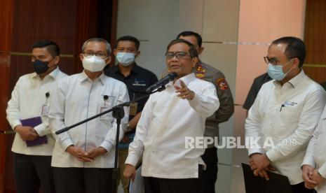 Menkopolhukam Mahfud MD memberikan keterangan pers terkait kasus korupsi di Papua di Kantor Kemenko Polhukam, Jakarta, Senin (19/9/2022). Dalam keterangannya Mahfud menghimbau kepada Gubernur Papua Lukas Enembe untuk kooperatif dalam mengikuti proses pemeriksaan terkait dugaan korupsi yamg melibatkaan dirinya serta menegaskan hal tersebut tidak terkait dengan unsur-unsur politis. Republika/Prayogi.