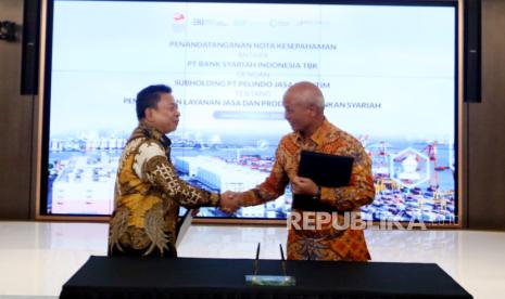 Direktur Retail Banking BSI Ngatari (kanan) bersama Direktur Keuangan dan Manajemen Risiko Subholding PT Pelindo Jasa Maritim Choirul Anwar menandatangani Nota Kesepahaman tentang Pemanfaatan Layanan Jasa Produk Perbankan Syariah, di Jakarta, Kamis (7/12/2023). PT Bank Syariah Indonesia Tbk (BSI) terus mengoptimalkan layanan payroll sebagai salah satu upaya mendorong peningkatan dana murah. Layanan Payroll di BSI terkoneksi dengan sistem cash management yang dapat digunakan perusahaan untuk mengelola keuangan secara efektif dan efisien.