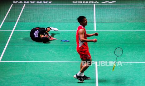 Pebulu tangkis tunggal putra Indonesia Jonatan Christie (kiri) usai dikalahkan pebulu tangkis tunggal putra Cina Lu Guang Zu saat babak 32 besar Daihatsu Indonesia Masters 2024 di Istora Senayan, Jakarta, Rabu (24/1/2024). Pada pertandingan tersebut Jonatan Christie kalah dengan skor akhir 21-19, 19-21 dan 19-21.