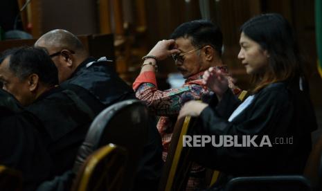 Terdakwa kasus pemerasan dan gratifikasi Syahrul Yasin Limpo mendengarkan keterangan saksi saat menjalani sidang lanjutan di Pengadilan Tipikor, Jakarta, Rabu (29/5/2024). Sidang lanjutan mantan Menteri Pertanian itu beragenda mendengarkan keterangan saksi diantaranya istri terdakwa Ayun Sri Harahap, anaknya Kemal Redindo hingga cucunya Andi Tenri Bilang Radisyah Melati. Selain itu, jaksa penuntut umum (JPU) juga akan menghadirkan sejumlah saksi baru diantaranya penyanyi dangdut Nayunda Nabila Nizrinah, staf dan sopir di kementerian pertahanan Yuli Yudiyani Wahyuningsih dan Oky Anwar Djunaidi, pengurus rumah tangga Nurhabibah Al Majid hingga Bendahara Umum Partai Nasdem, Ahmad Sahroni.