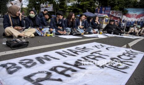 Mahasiswa dari berbagai universitas di Bandung melakukan aksi di depan Gedung DPRD Provinsi Jawa Barat, Jalan Diponegoro, Kota Bandung, Selasa (6/9/2022). Dalam aksi tersebut mereka menolak keputusan pemerintah menaikkan harga bahan bakar minyak (BBM) dan mengimbau pemerintah untuk meninjau ulang keputusan tersebut. Republika/Abdan Syakura